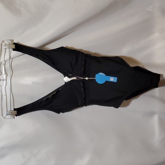 CUPSHE Women's One Piece V Neck Scalloped Mesh Swimsuit ~ Black - Picture 7 of 14